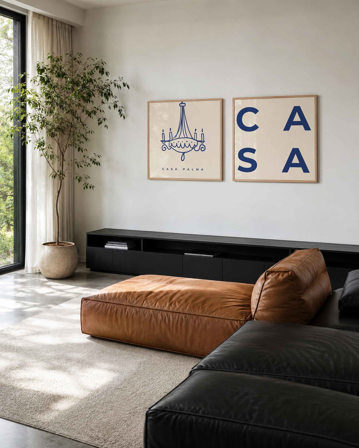 Interieurpresentatie van een tweedelige vierkante posterset met kroonluchter en casa
