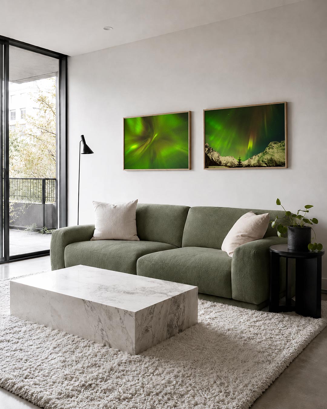Interieur met liggend fotografisch tweeluik noorderlicht boven sneeuwbergen – Gerald Emming