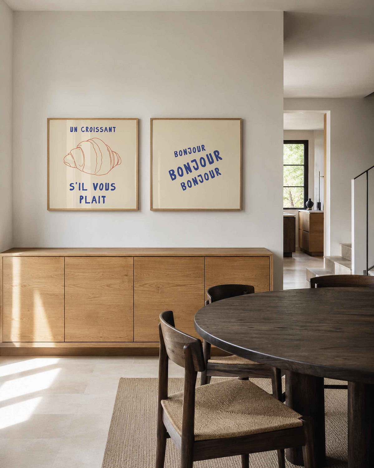 Interieurpresentatie van een tweedelige vierkante posterset met croissant en bonjour