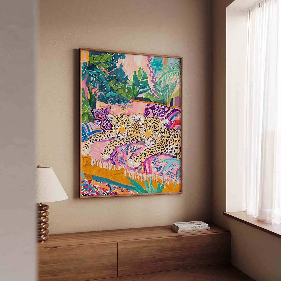 Luipaarden op kleurrijke bank Poster