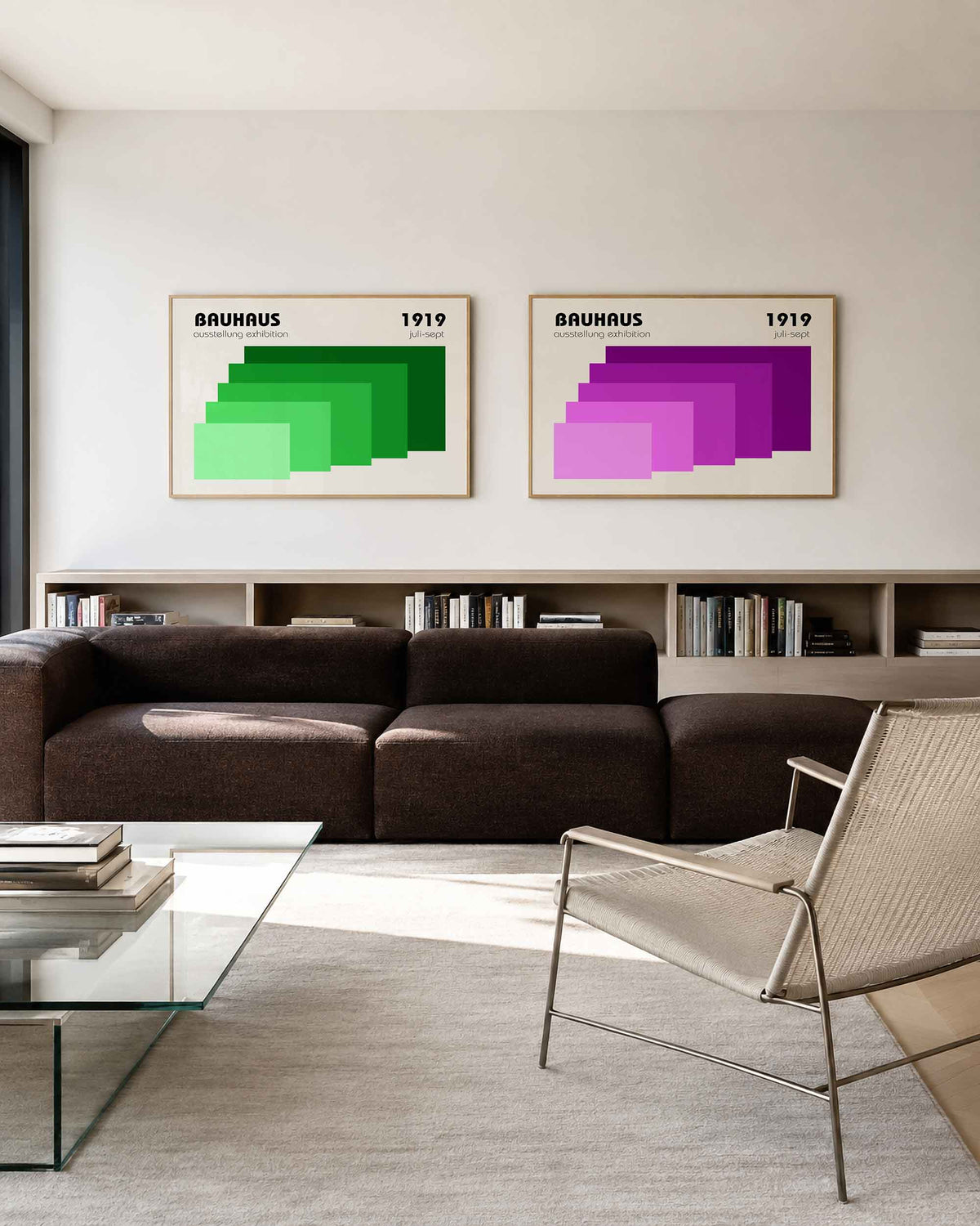 Interieurmockup van tweedelige landscape-posterset met groene en paarse vlakken