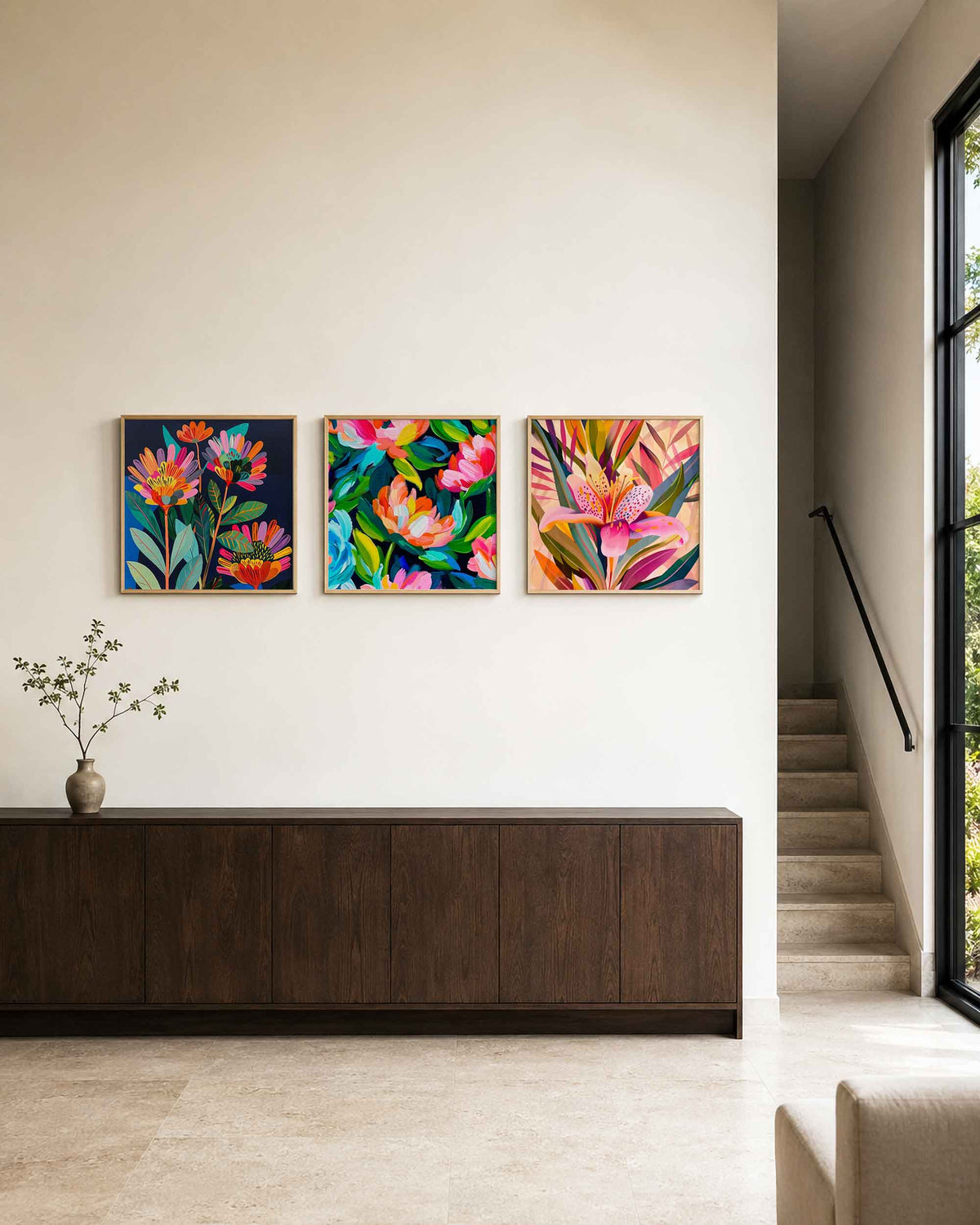 Interieurpresentatie van een driedelige vierkante posterset met kleurrijke bloemen