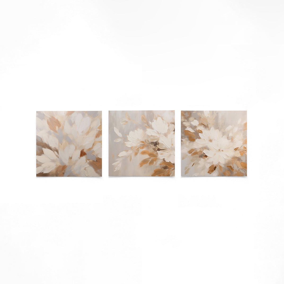 Drie vierkante posters met abstracte bloemen op een gebroken witte achtergrond