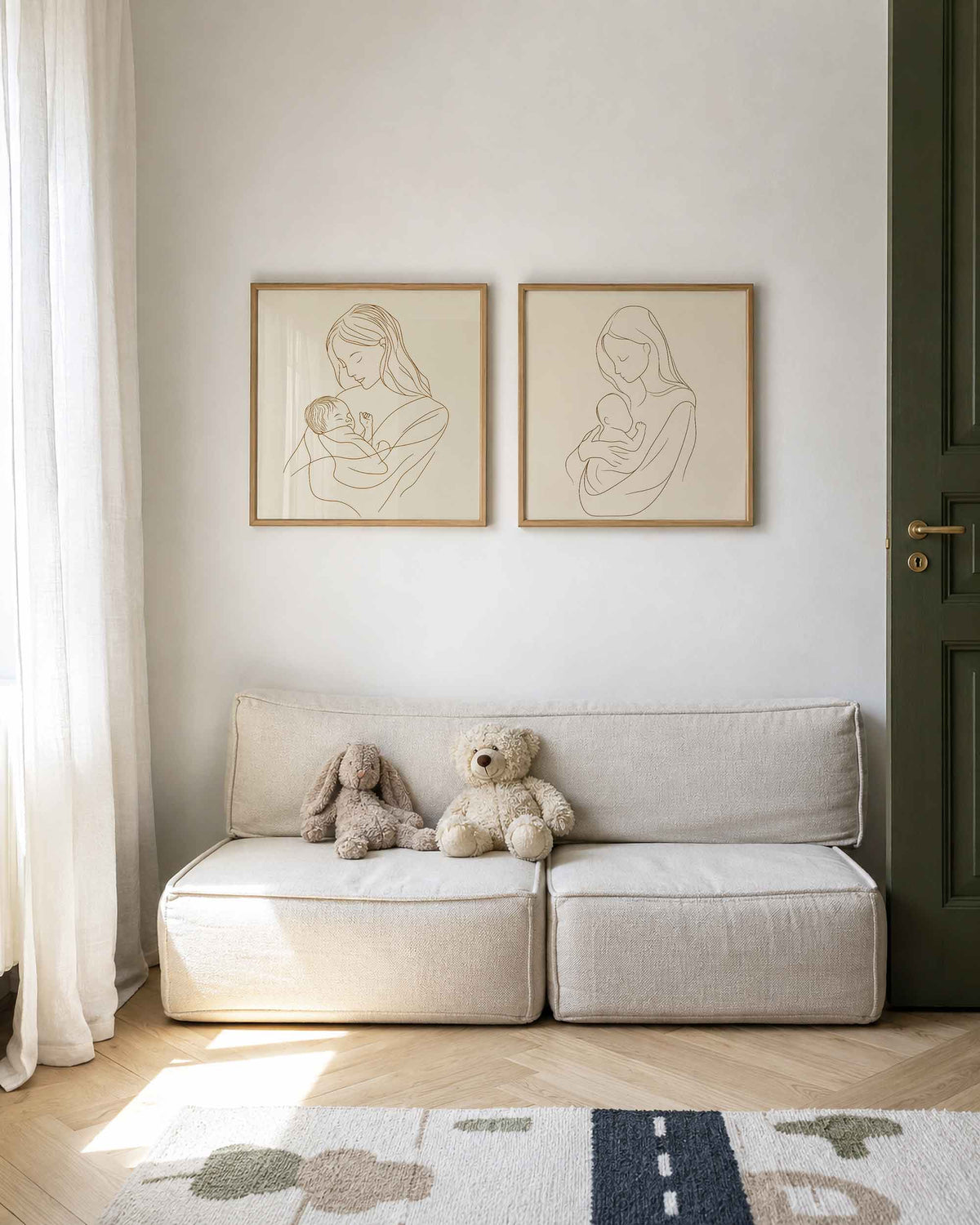 Interieurpresentatie van een tweedelige vierkante posterset met moeder en baby