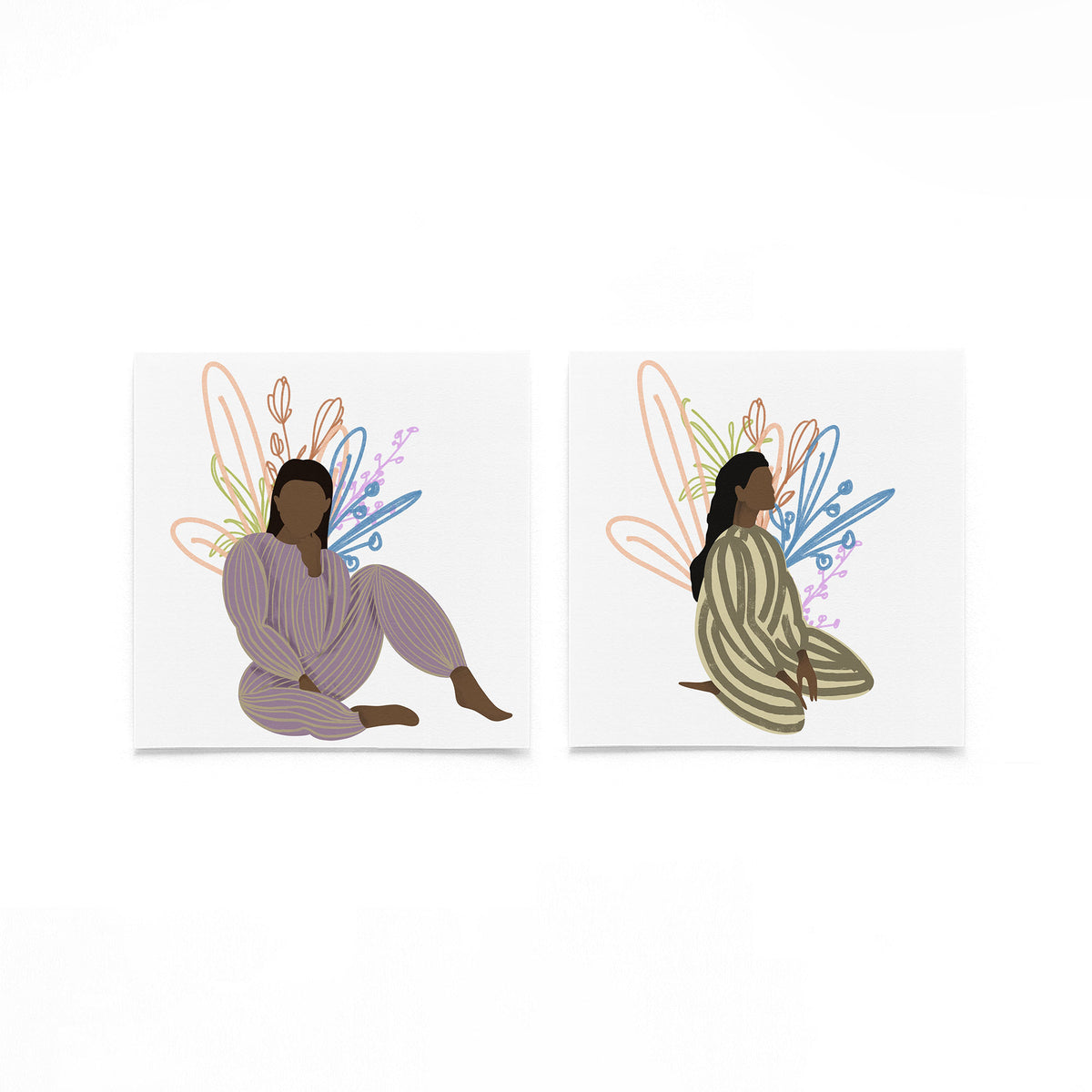 Twee vierkante posters met zittende vrouwen op een gebroken witte achtergrond
