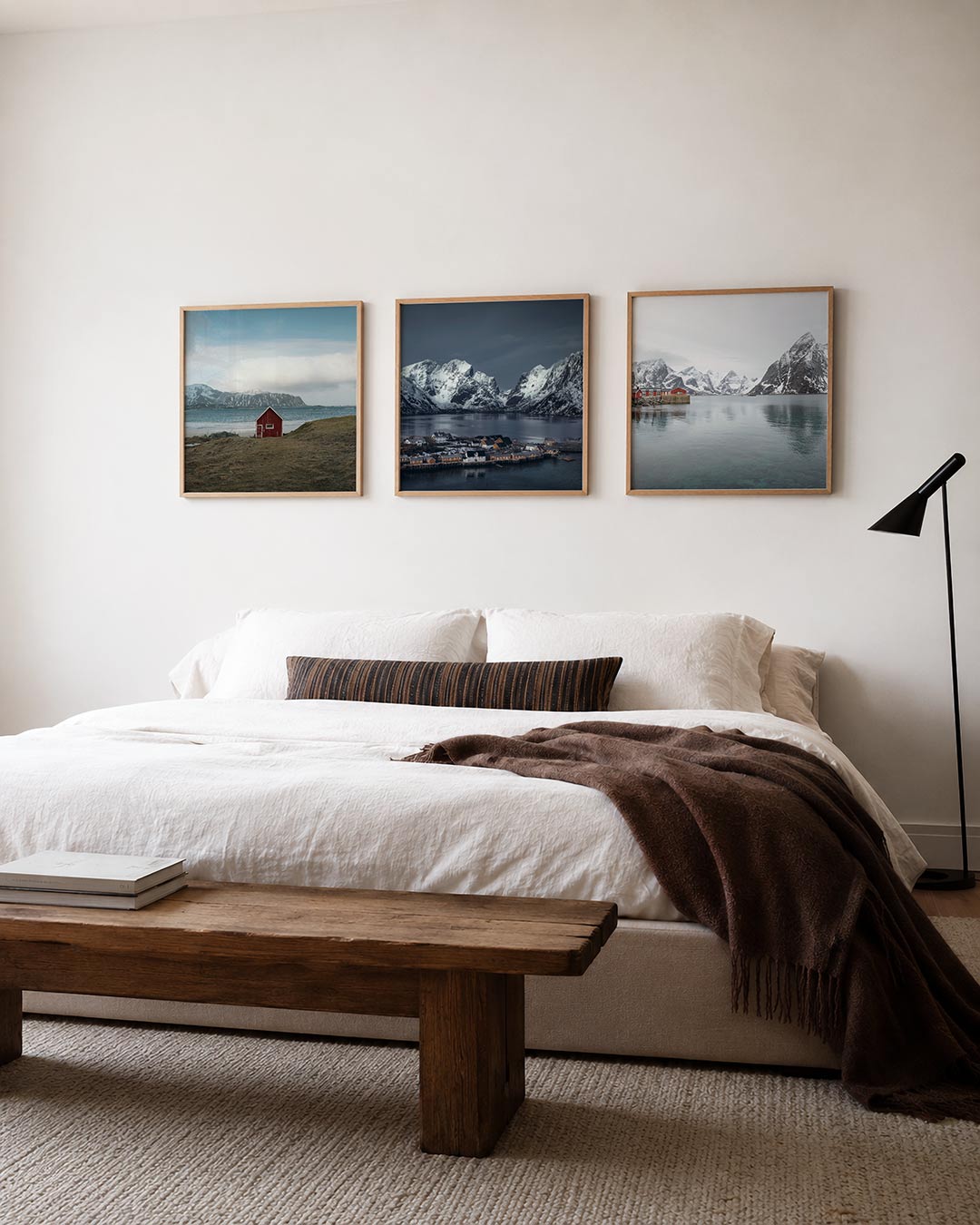 Interieur met vierkant fotografisch drieluik noordelijke fjordenstilte – Gerald Emming