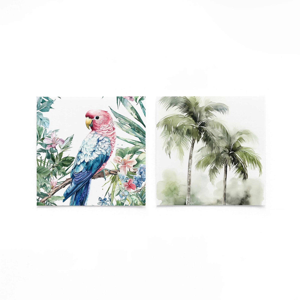 Twee vierkante posters met papegaai en palmbomen op een gebroken witte achtergrond
