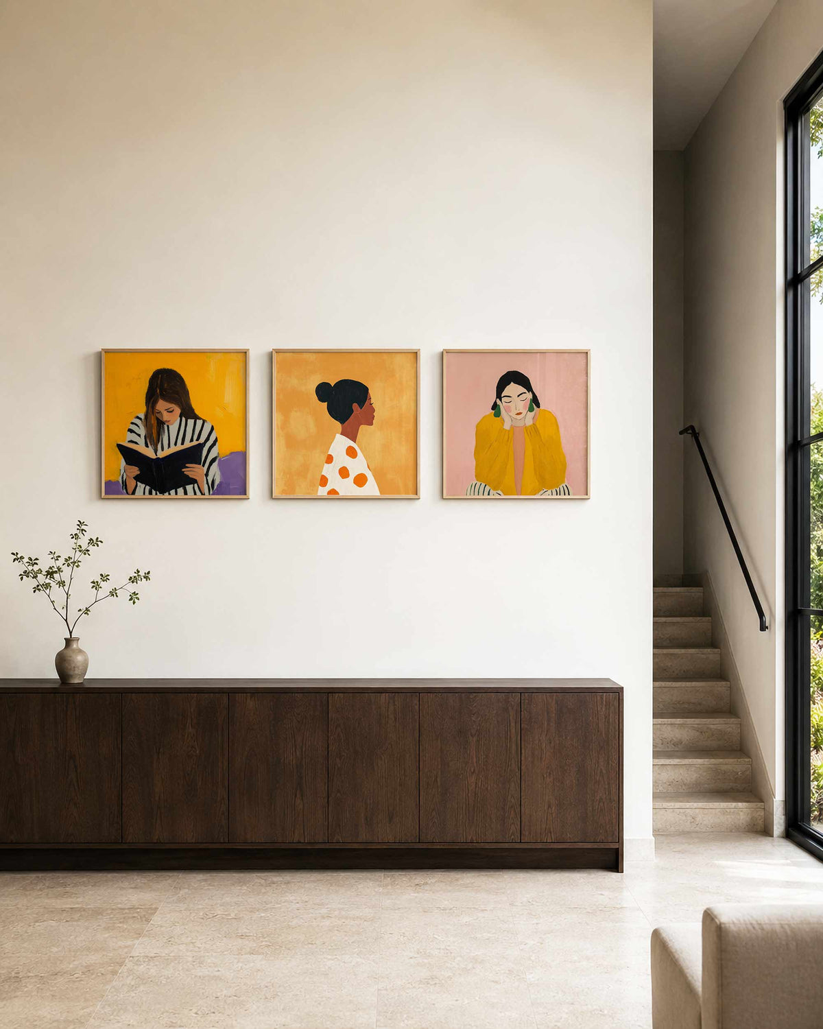 Interieurpresentatie van een driedelige vierkante posterset met vrouwenportretten