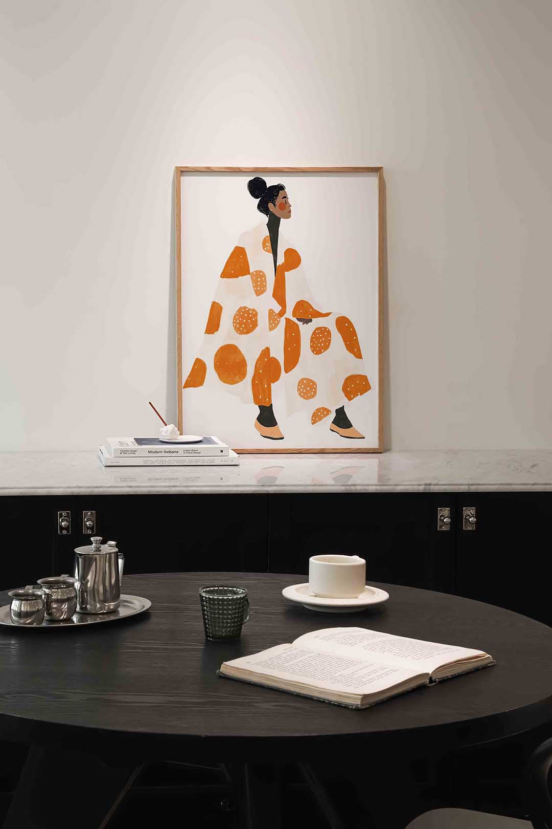 Vrouw in oranje en witte stippen Poster