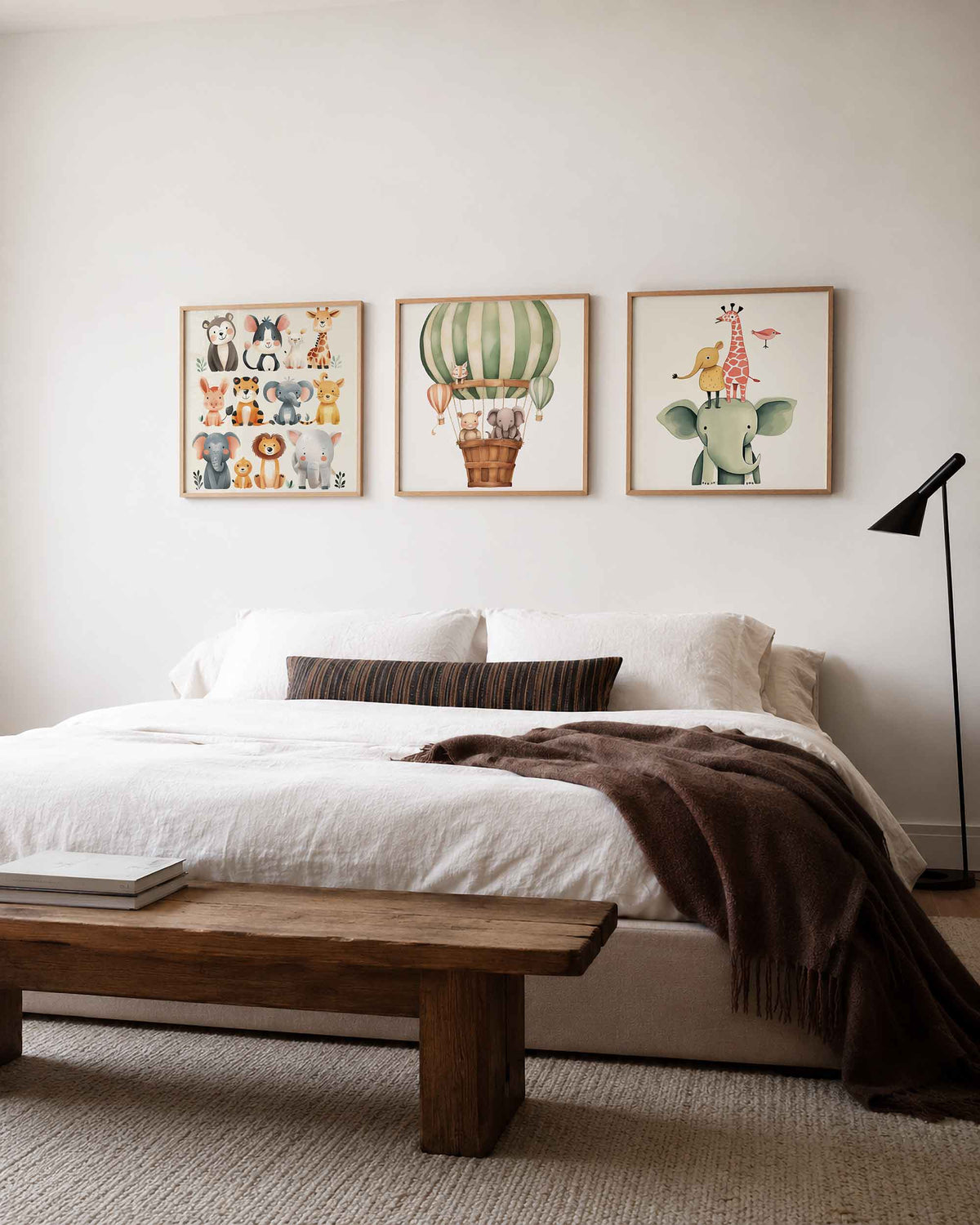 Interieurpresentatie van een driedelige vierkante posterset met dierenillustraties