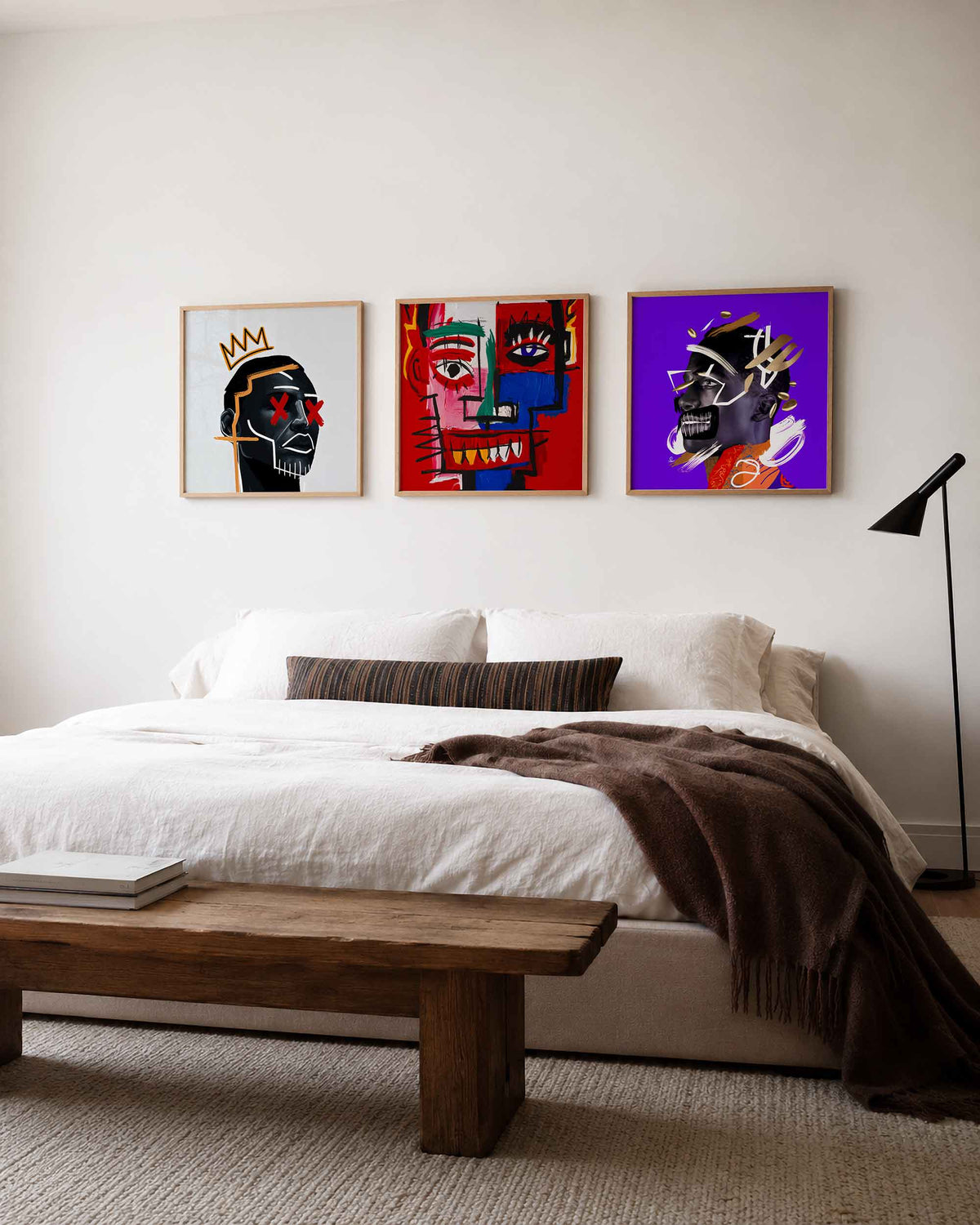 Interieurpresentatie van een driedelige vierkante posterset met expressieve gezichten