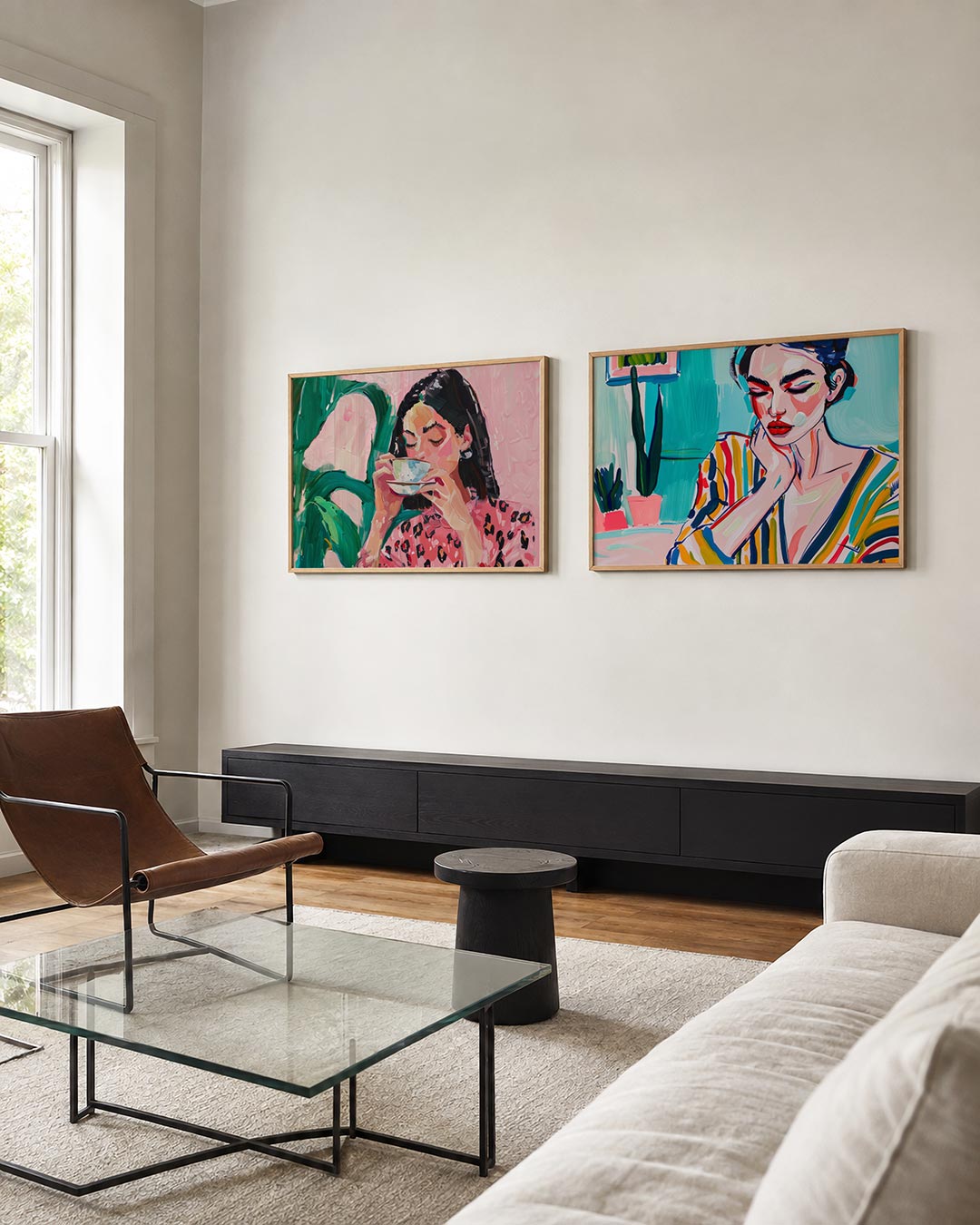 Tweedelige posterset met een vrouw met een kopje, getoond in een interieur