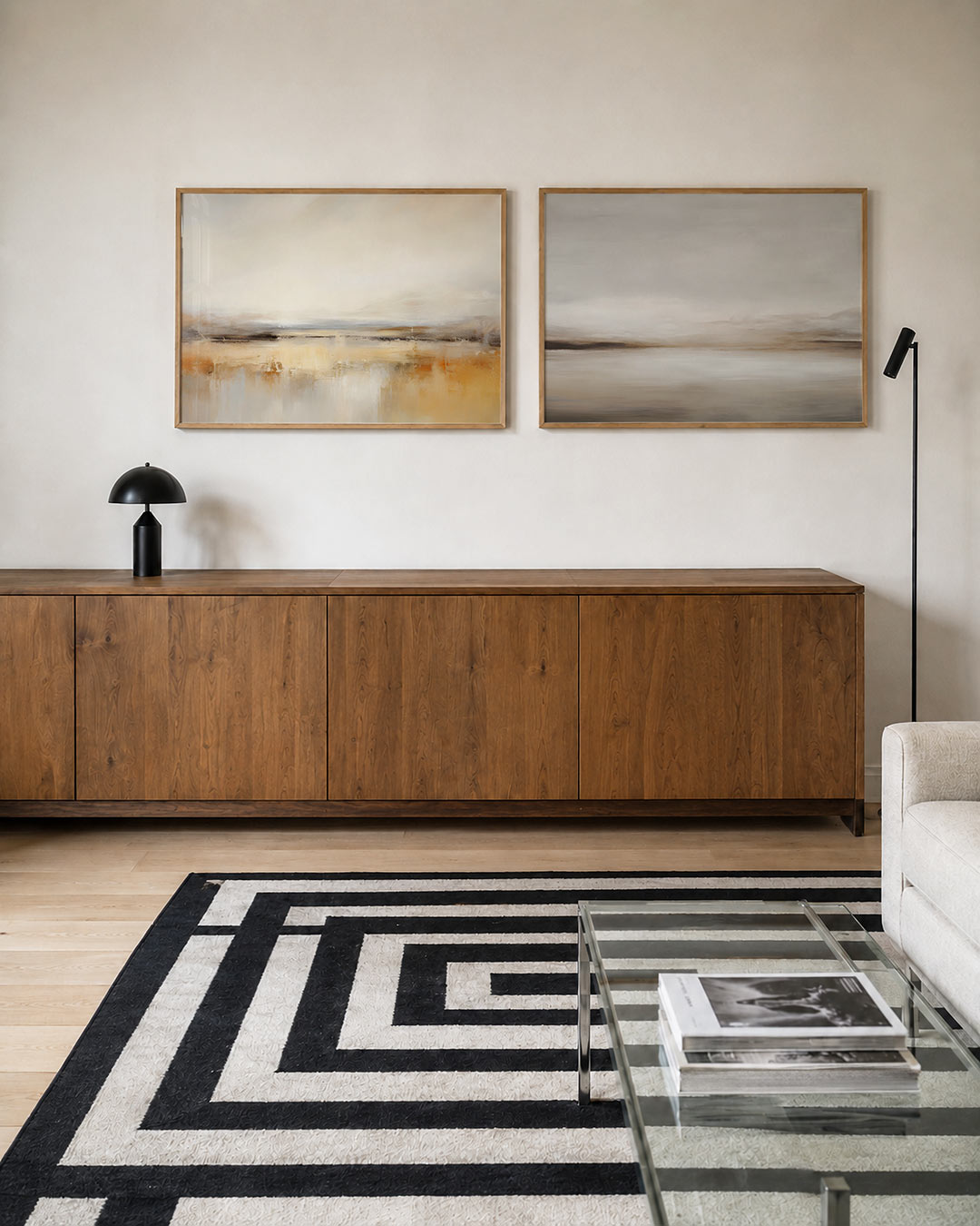 Interieurpresentatie van twee posters met zachte beige en bruine tinten