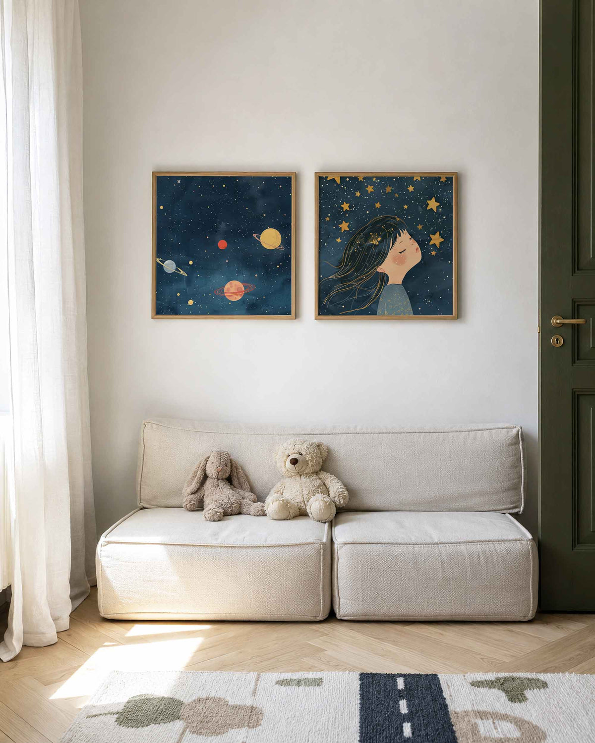 Interieurpresentatie van een tweedelige vierkante posterset met planeten en sterren