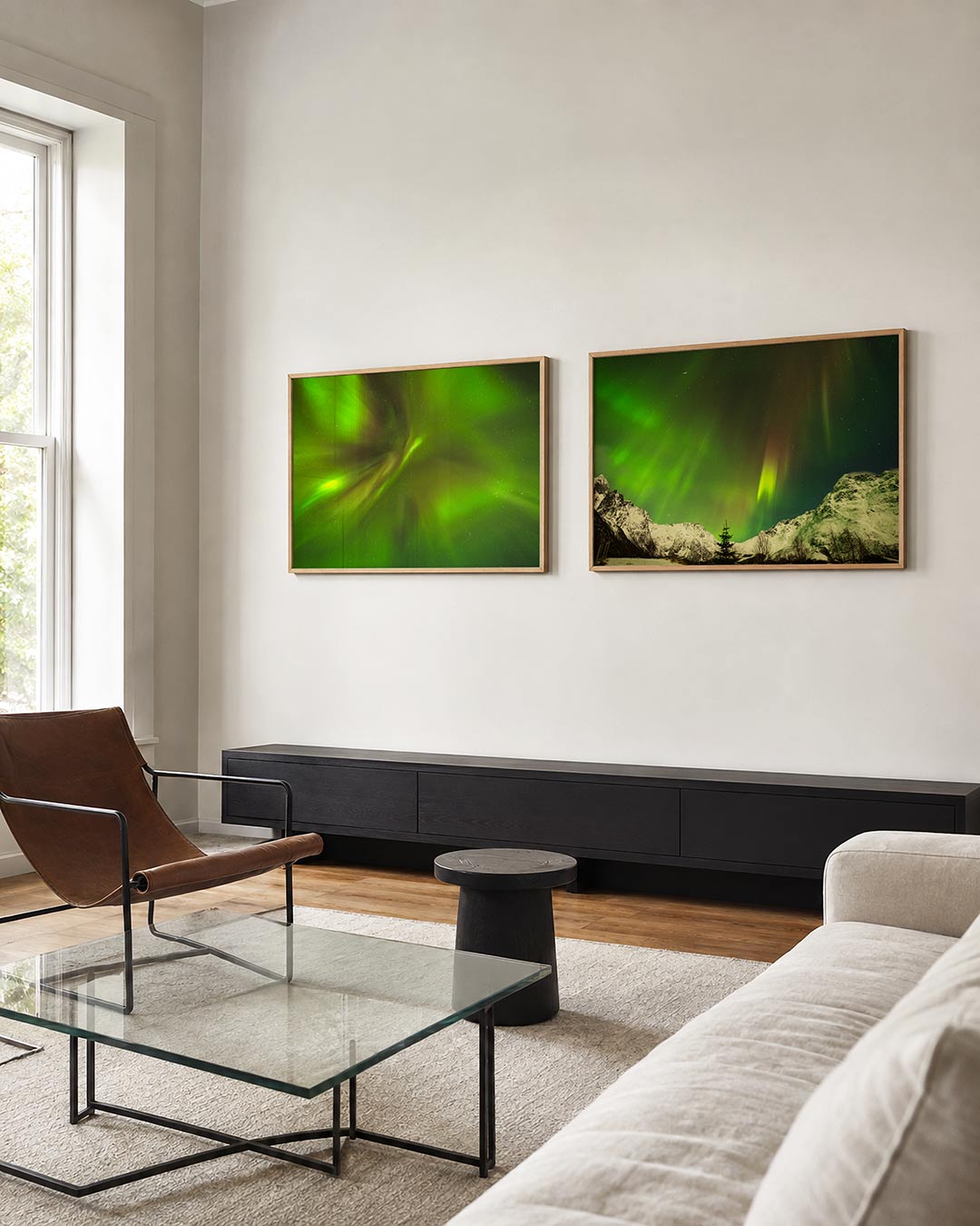 Interieur met liggend fotografisch tweeluik noorderlicht boven sneeuwbergen – Gerald Emming