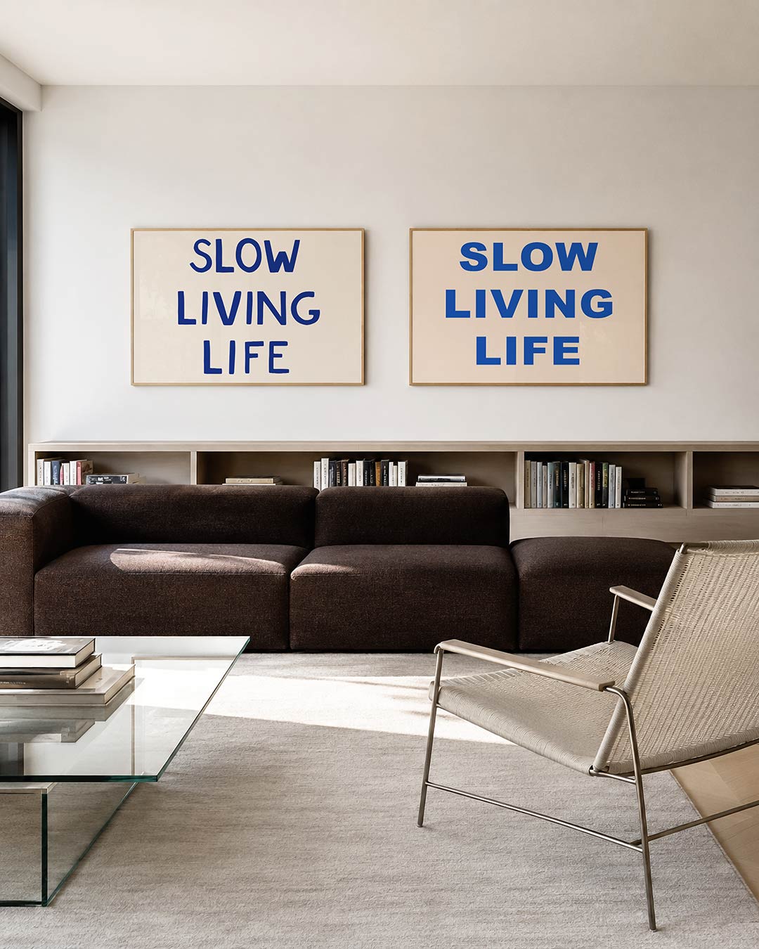 Interieurbeeld met twee liggende posters: deze posterset in twee delen bestaat uit diepblauwe typografie