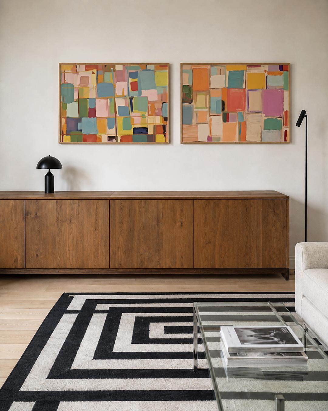 Tweedelige posterset met rechthoeken in zachte en felle tinten, getoond in een interieur
