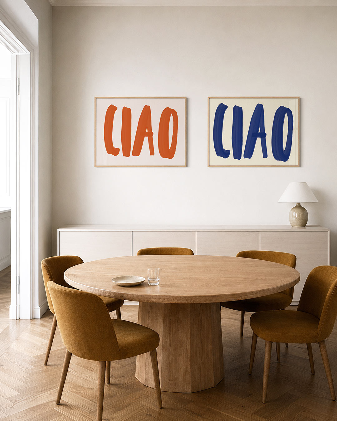 Tweedelige posterset met een speelse compositie van dikke, oranje letters op een lichte achtergrond, getoond in een interieur