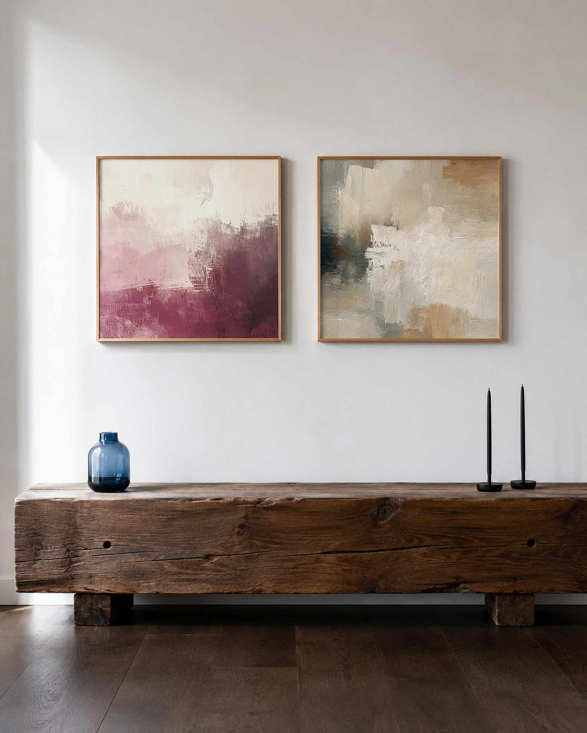 Interieurpresentatie van een tweedelige vierkante posterset met roze en beige textuur