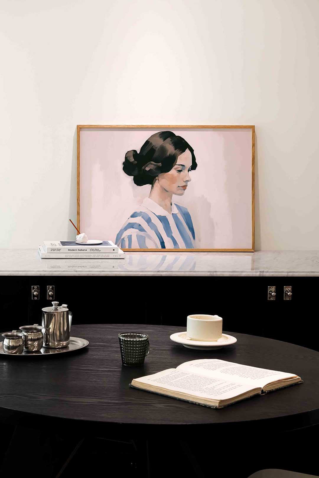 Vrouw in blauw gestreepte blouse Poster