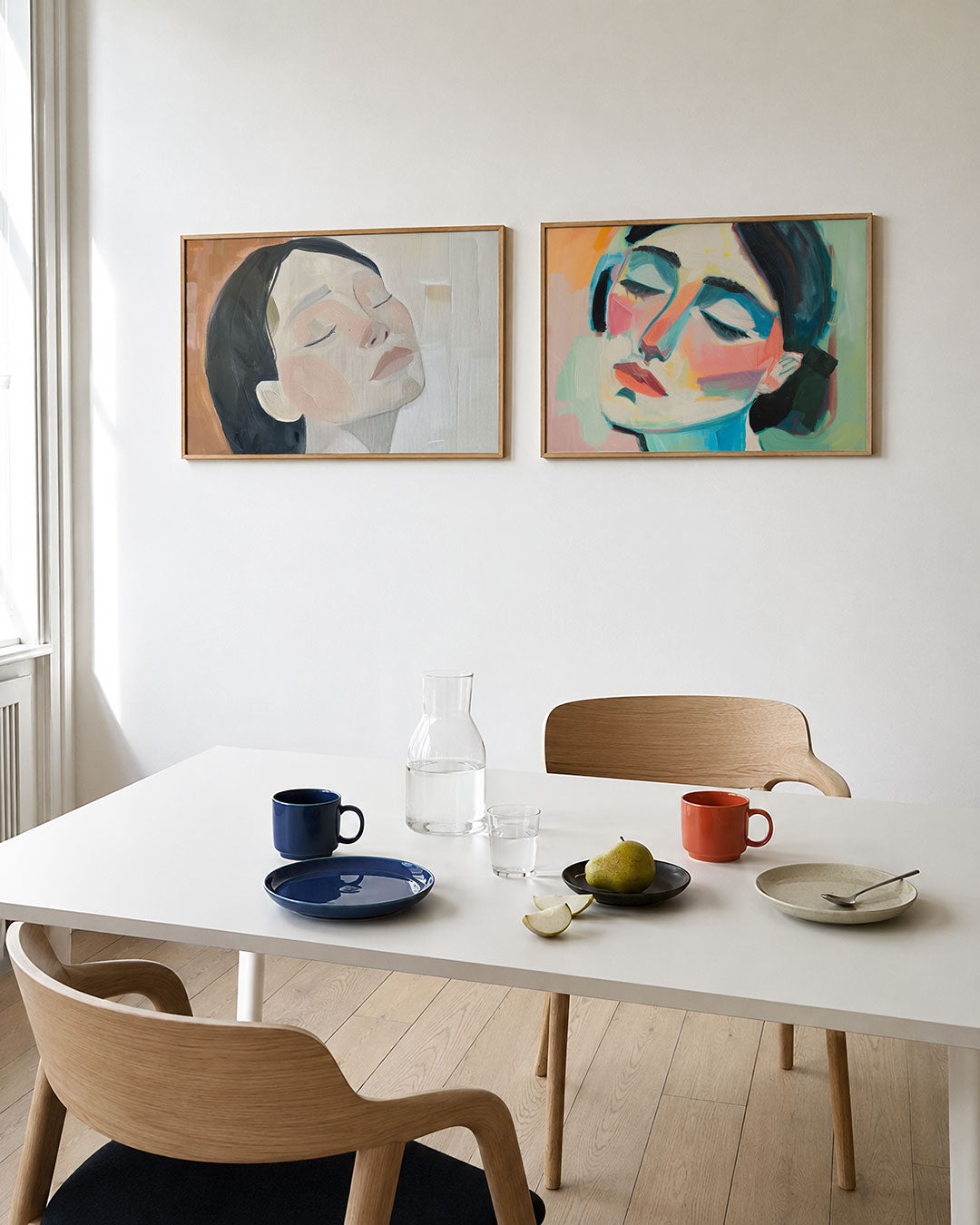 Tweedelige posterset met een gezicht in zachte, vloeiende lijnen en fijne kleurvlakken, getoond in een interieur