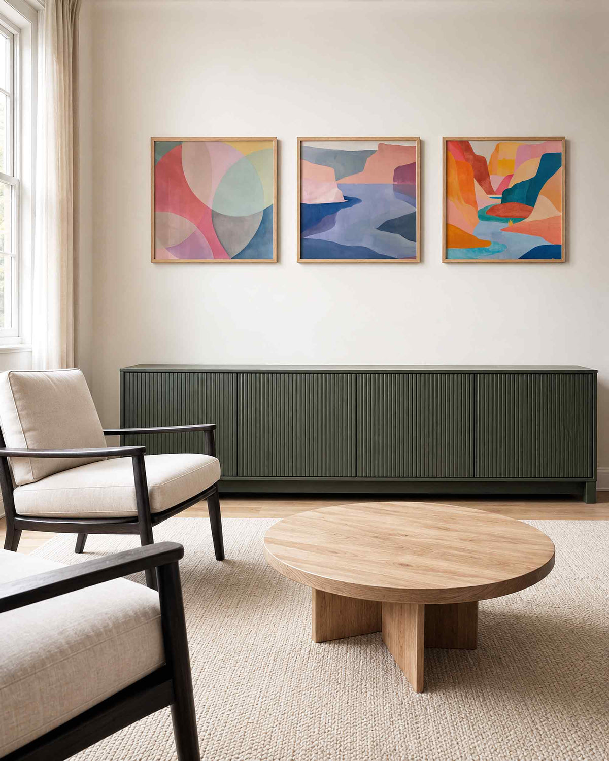 Interieurpresentatie van een driedelige vierkante posterset met abstracte kleurrijke landschappen
