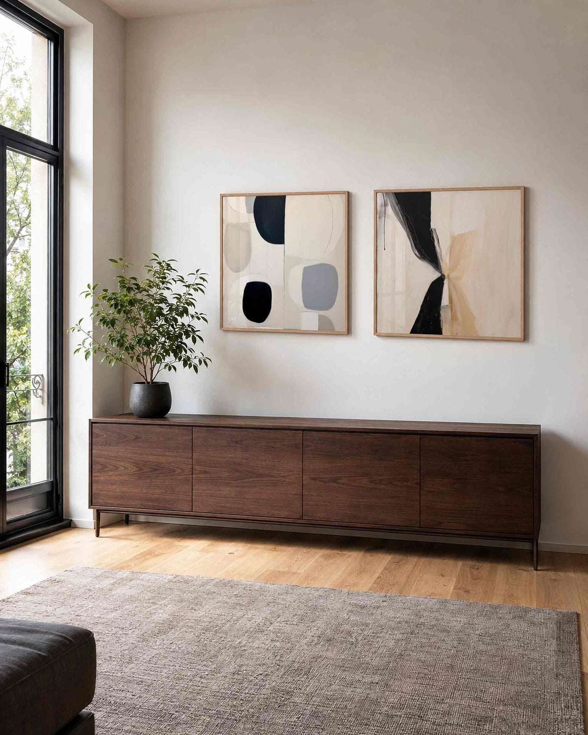 Interieurpresentatie van een tweedelige vierkante posterset met zwart beige vormen