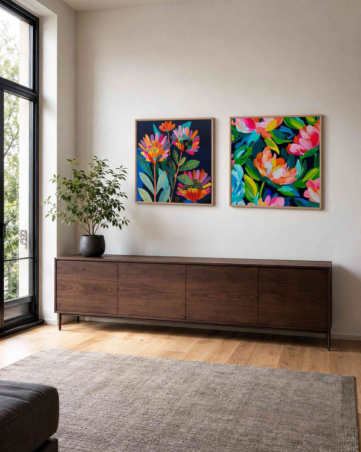 Interieurpresentatie van een tweedelige vierkante posterset met kleurrijke bloemen