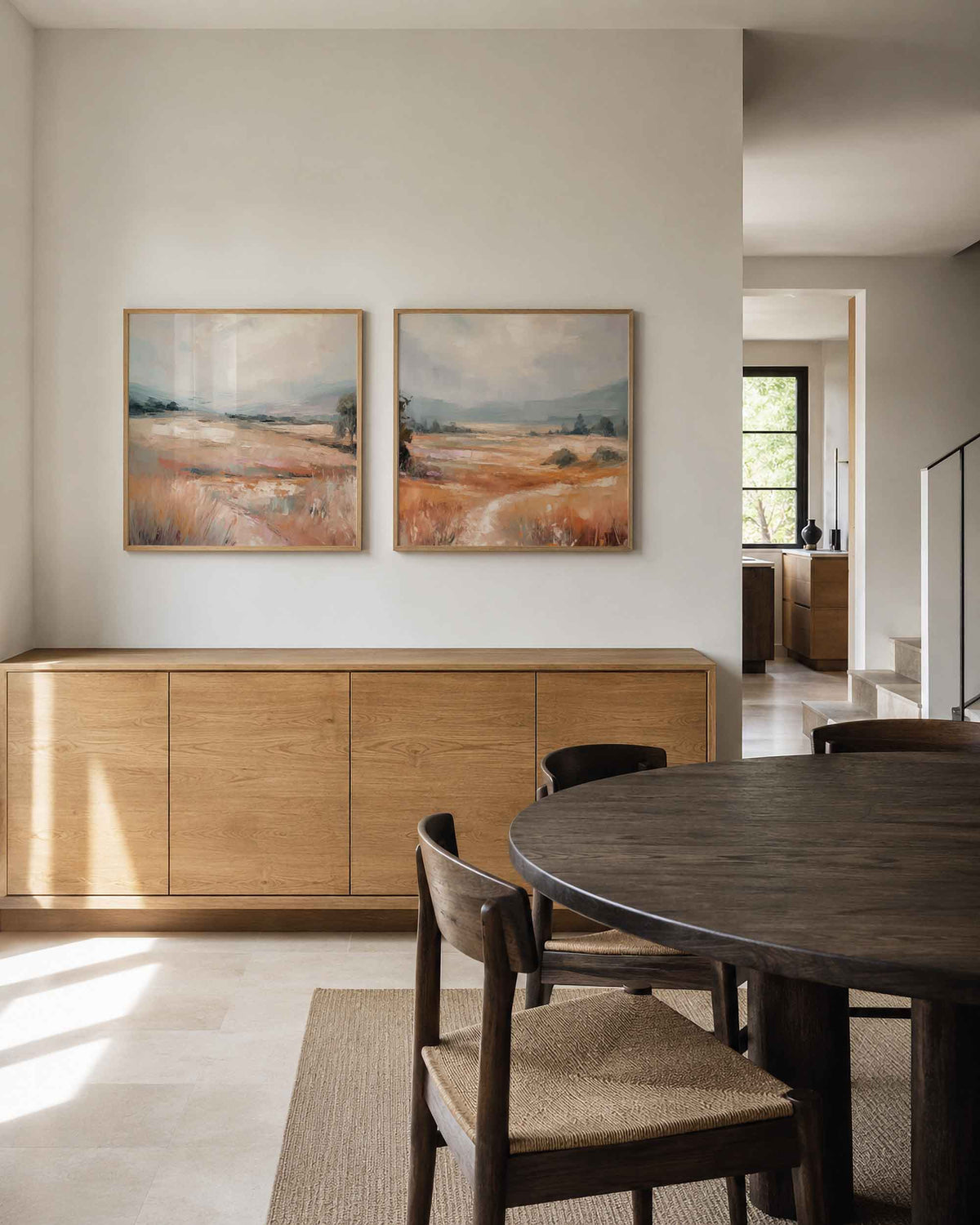 Interieurpresentatie van een tweedelige vierkante posterset met abstracte landschappen