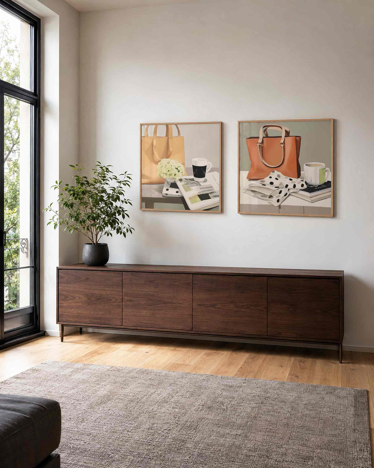 Interieurpresentatie van een tweedelige vierkante posterset met handtassen en koffiekopjes