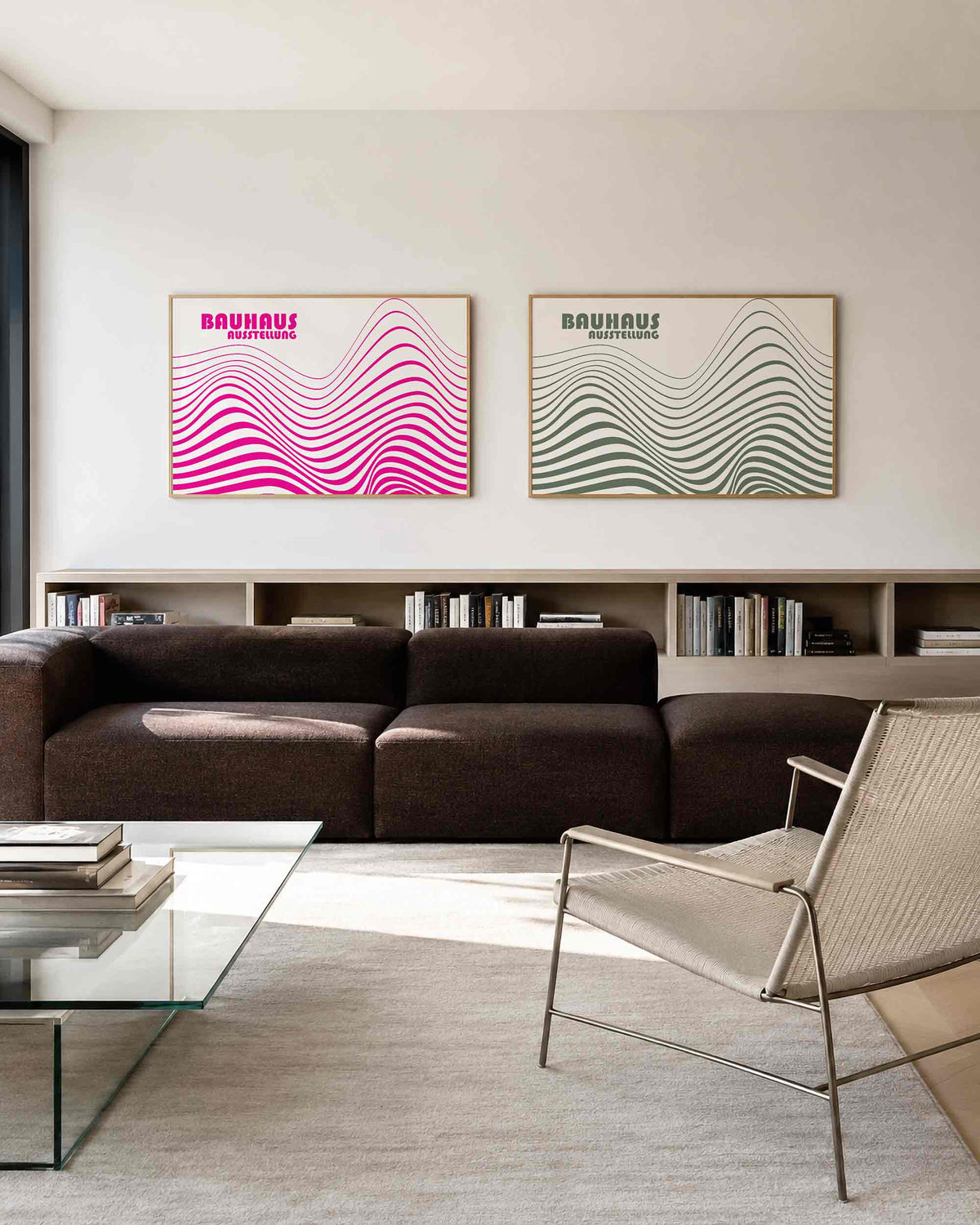 Interieurmockup van tweedelige landscape-posterset met golvende lijnen in roze en groen