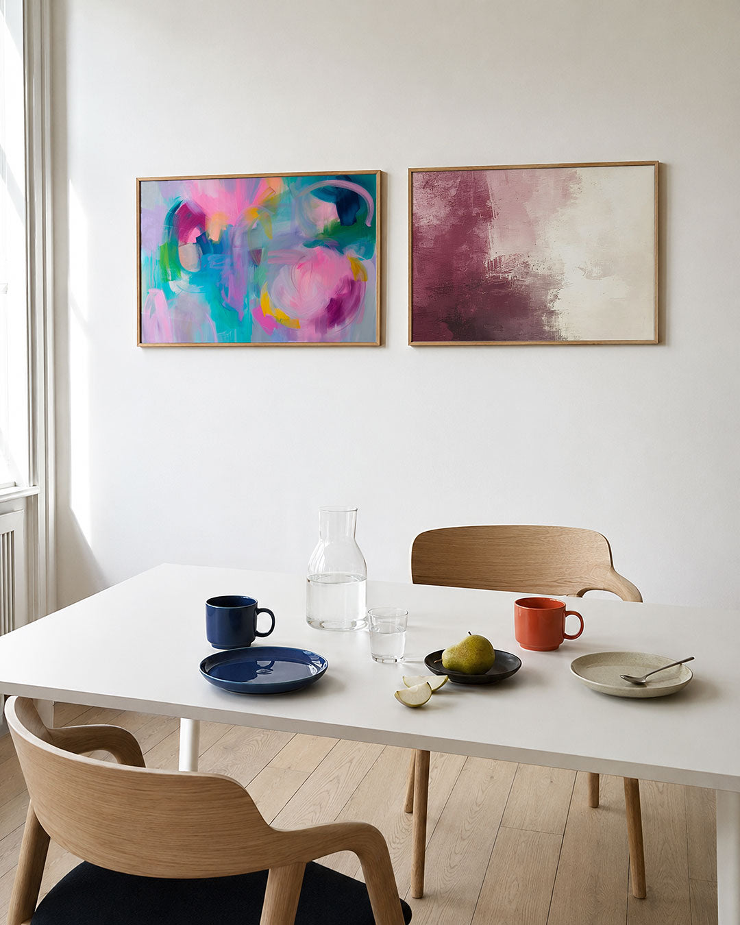 Tweedelige posterset met levendige kleuren en vloeiende lijnen, getoond in een interieur