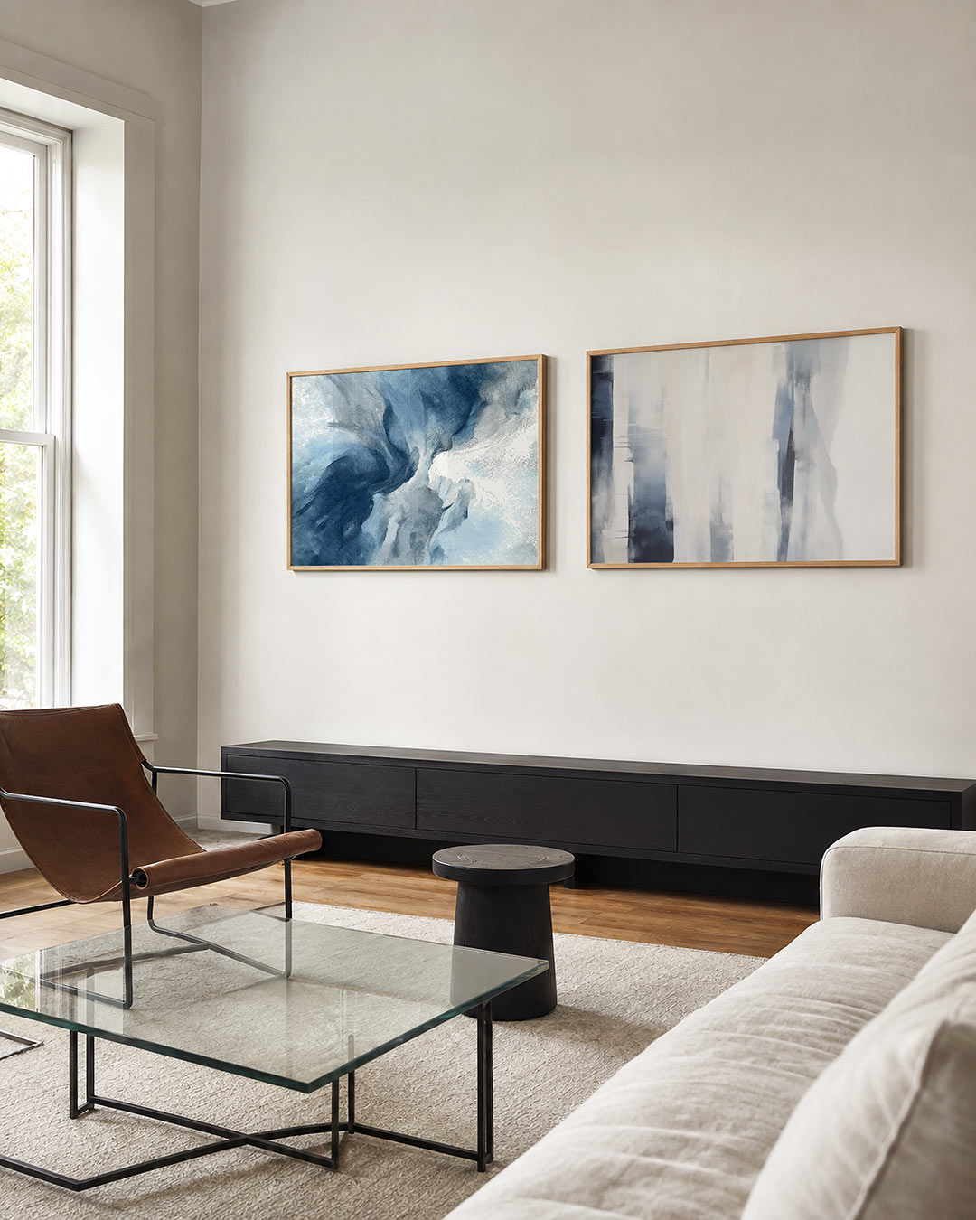 Tweedelige posterset met vloeiende lijnen en zachte kleurverlopen in blauw- en grijstinten, getoond in een interieur