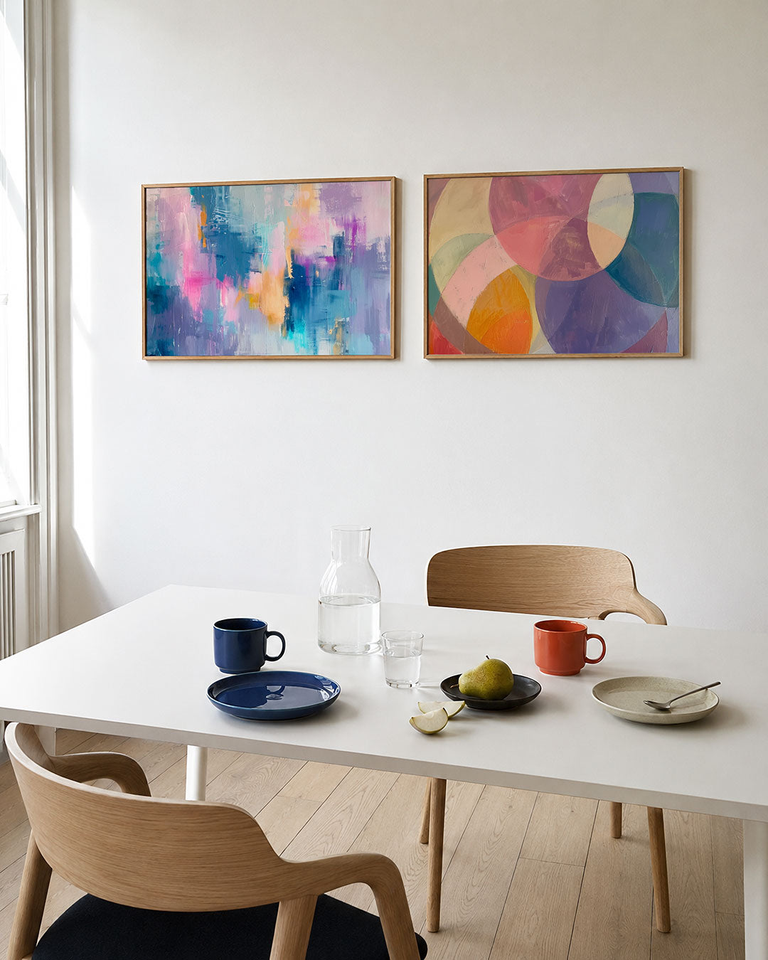 Interieurpresentatie van twee posters met zachte pasteltinten