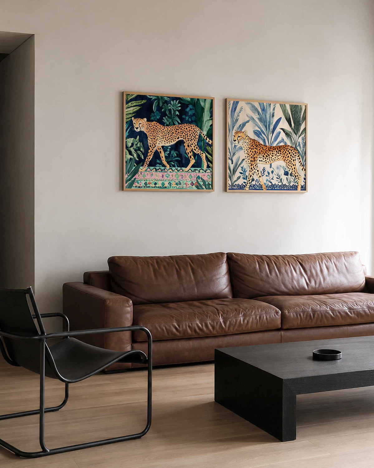 Interieurpresentatie van een tweedelige vierkante posterset met jachtluipaarden in bladeren