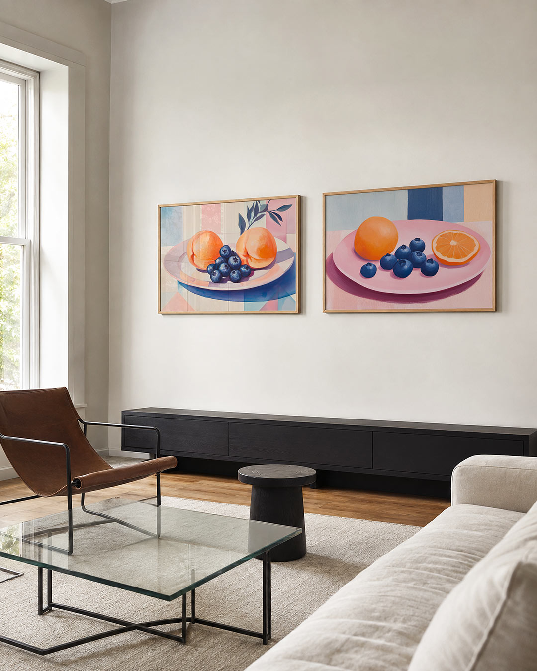 Tweedelige posterset met perziken en bosbessen op een bord, gecombineerd met zachte pastelkleuren, getoond in een interieur