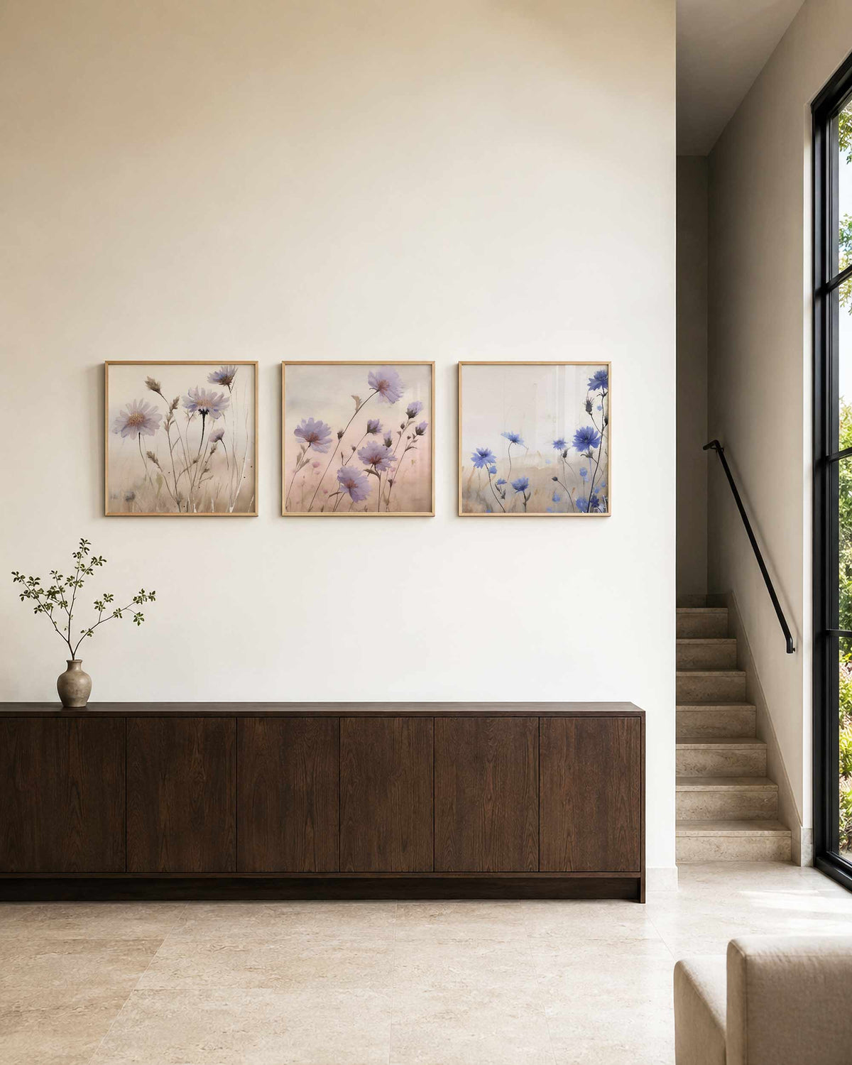 Interieurpresentatie van een driedelige vierkante posterset met aquarelbloemen