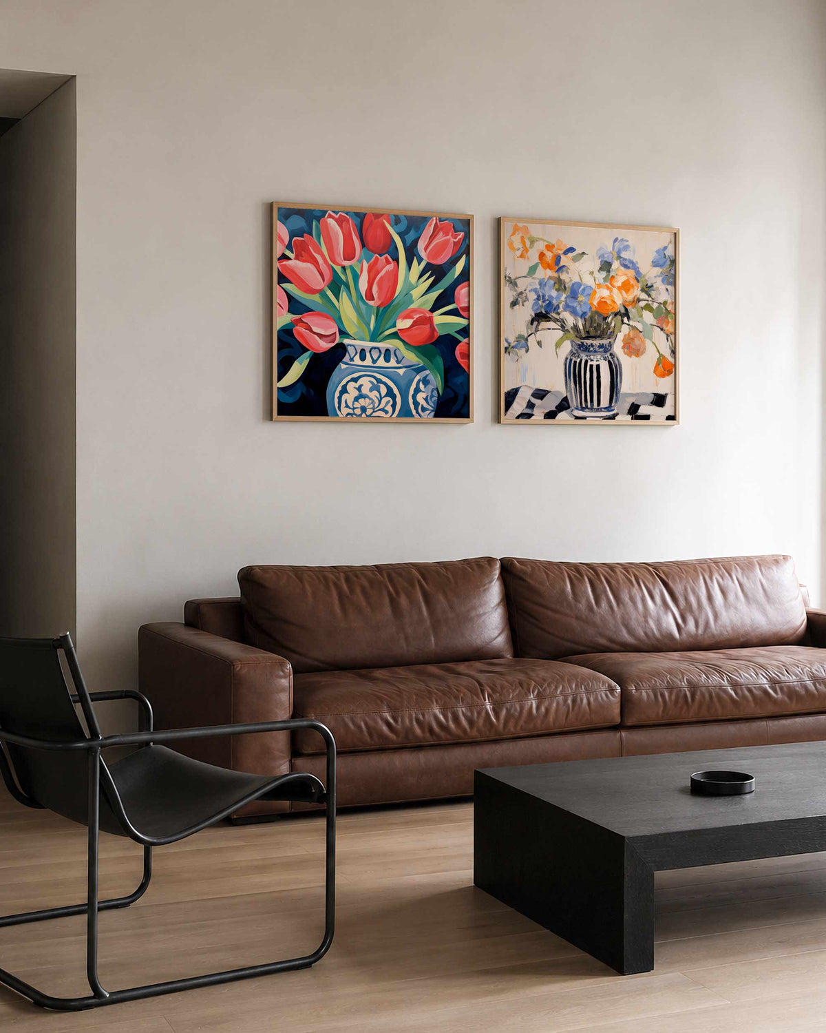 Interieurpresentatie van een tweedelige vierkante posterset met tulpen en bloemen