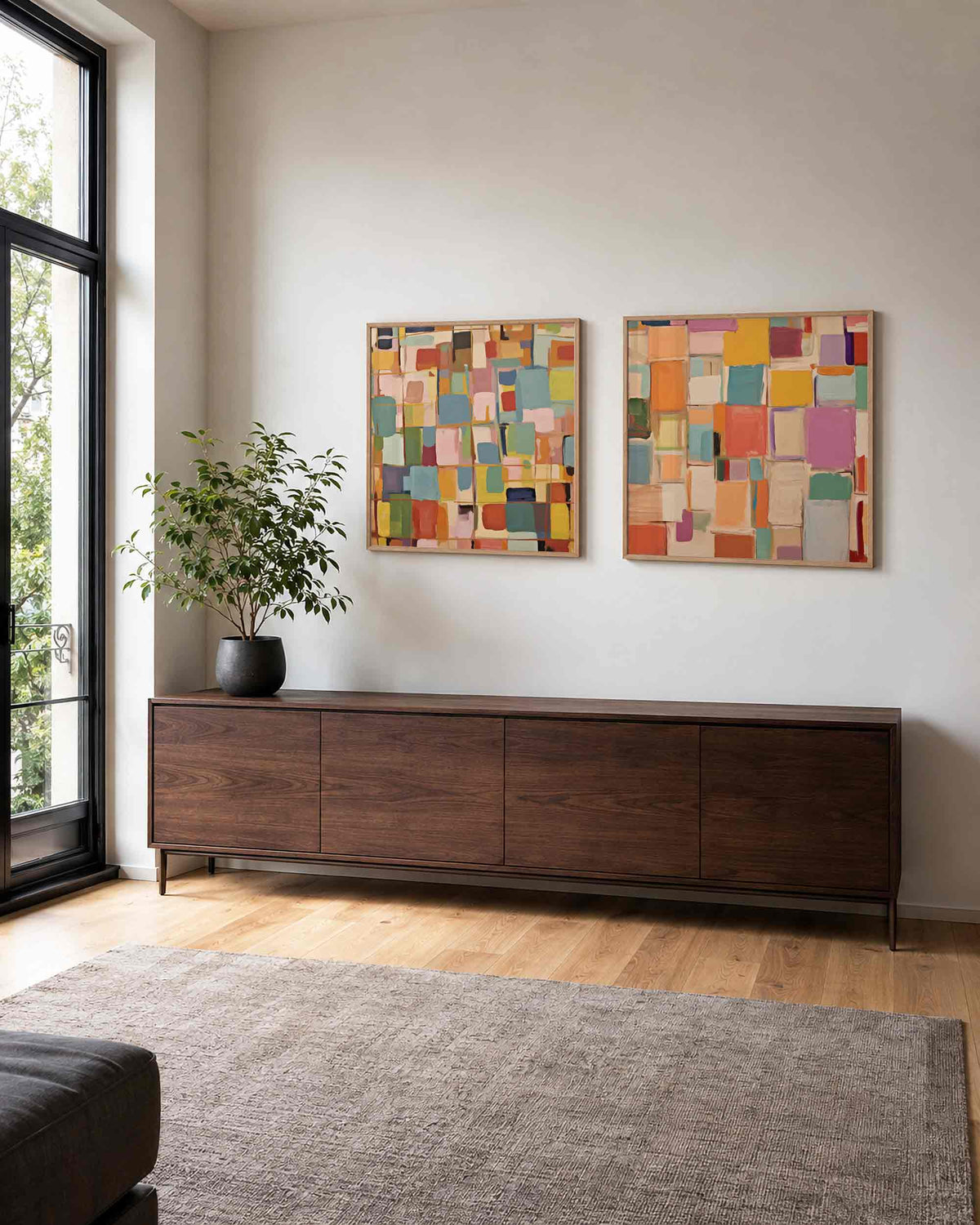 Interieurpresentatie van een tweedelige vierkante posterset met kleurrijke vlakken