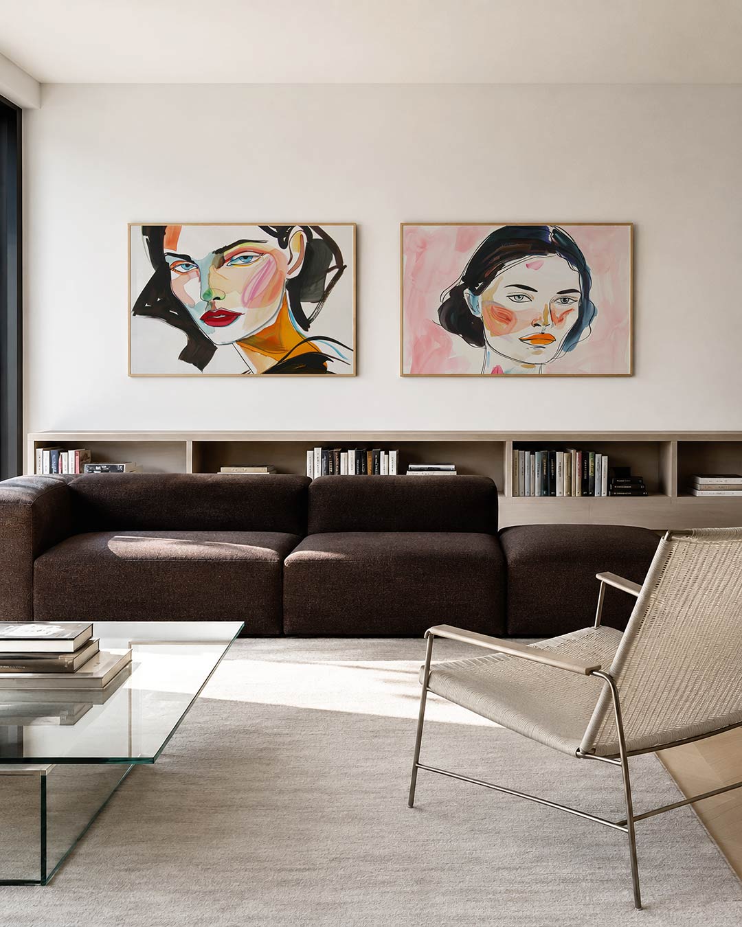 Tweedelige posterset met een gezicht opgebouwd uit vloeiende lijnen en kleurvlakken, getoond in een interieur