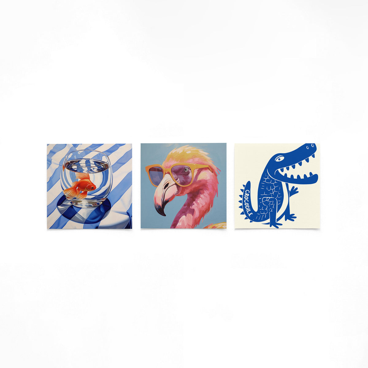 Drie vierkante posters met kleurrijke dieren op een gebroken witte achtergrond