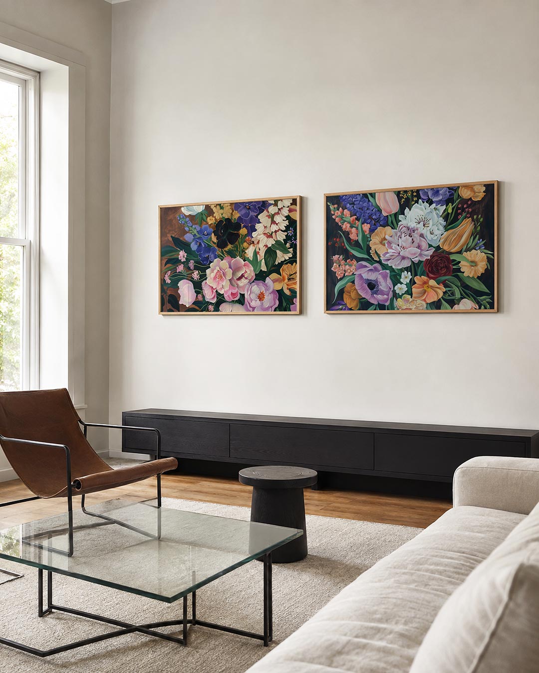 Interieurpresentatie van twee posters met een weelderige verzameling bloemen in diverse kleuren