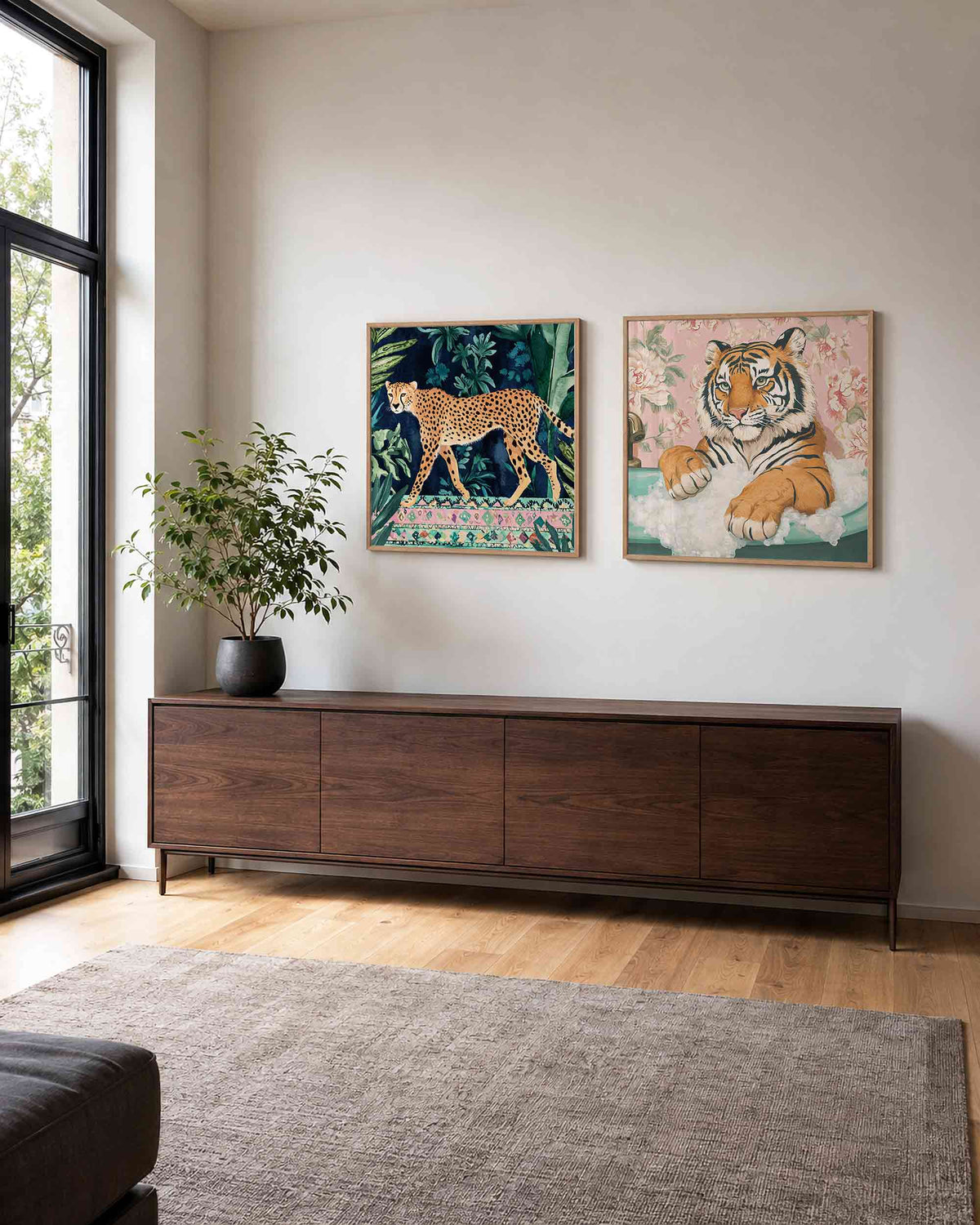 Interieurpresentatie van een tweedelige vierkante posterset met luipaard en tijger