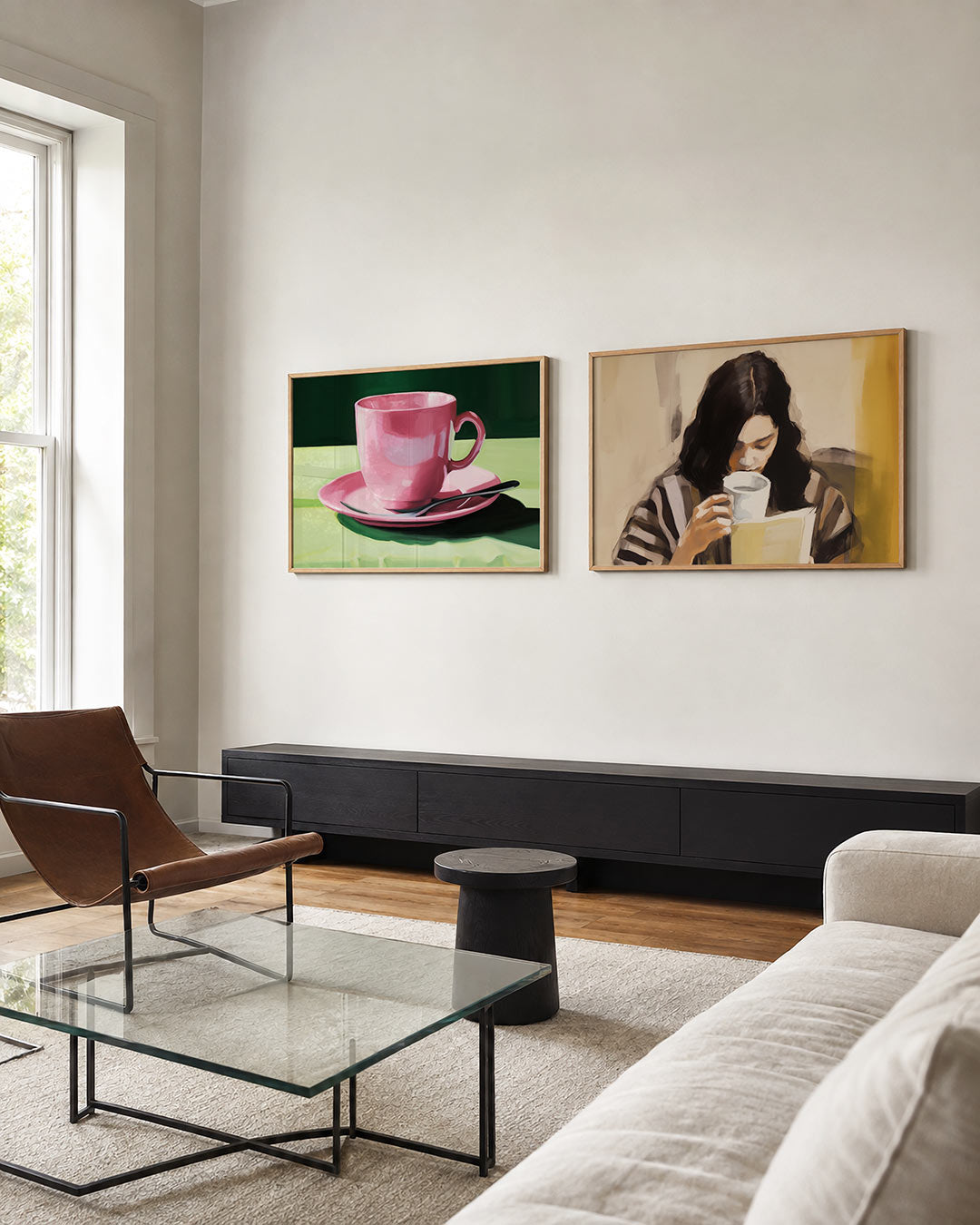 Tweedelige posterset met een roze kop en schotel op een zachtgroene ondergrond, getoond in een interieur