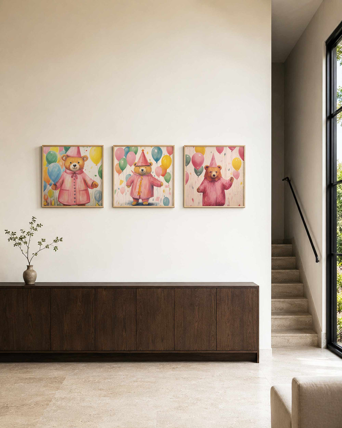 Interieurpresentatie van een driedelige vierkante posterset met feestelijke beren