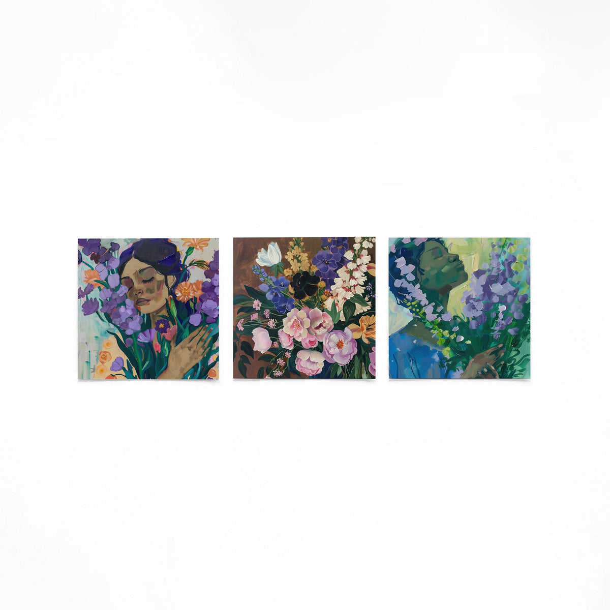 Drie vierkante posters met bloemenportretten op een gebroken witte achtergrond