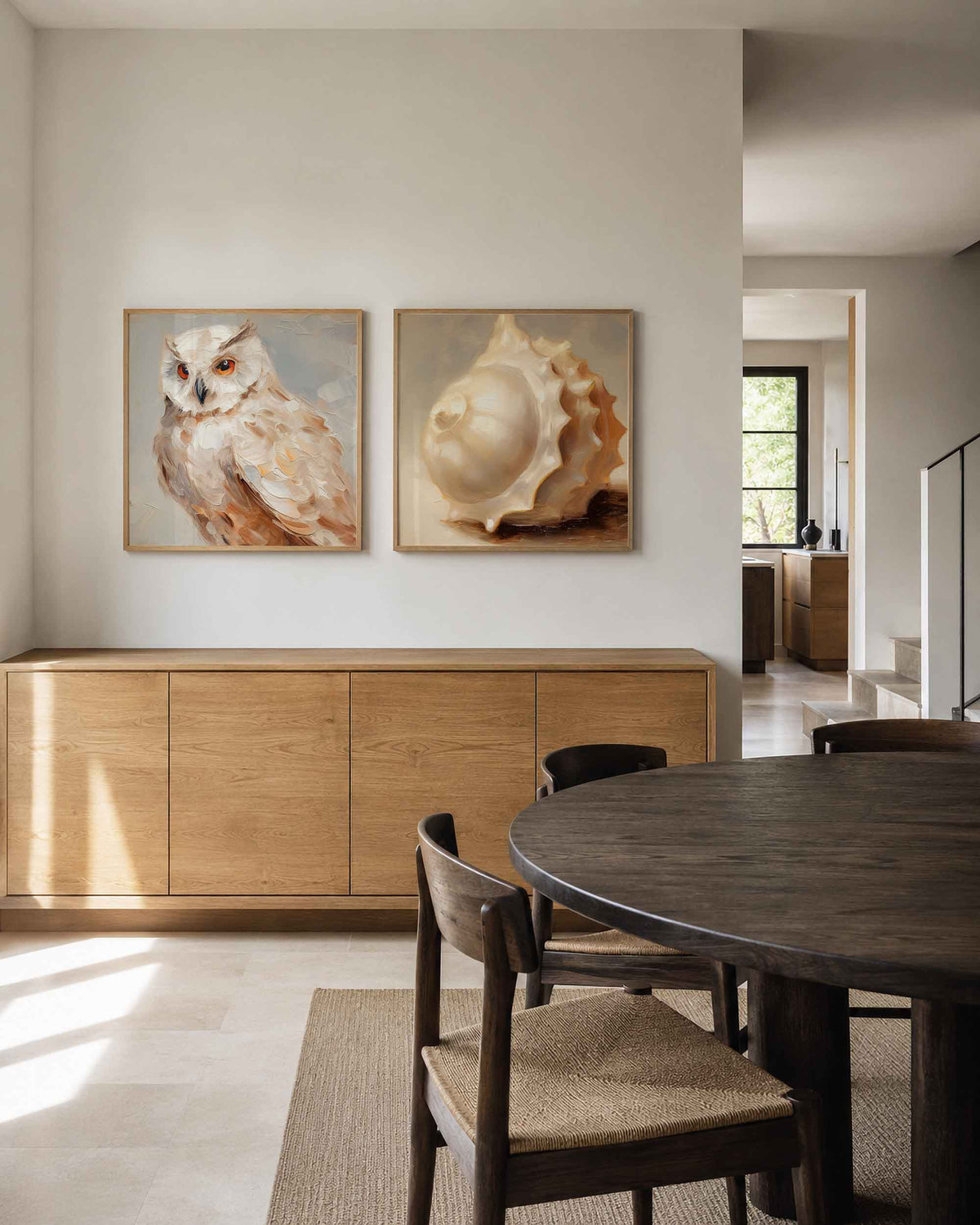 Interieurpresentatie van een tweedelige vierkante posterset met uil en haan