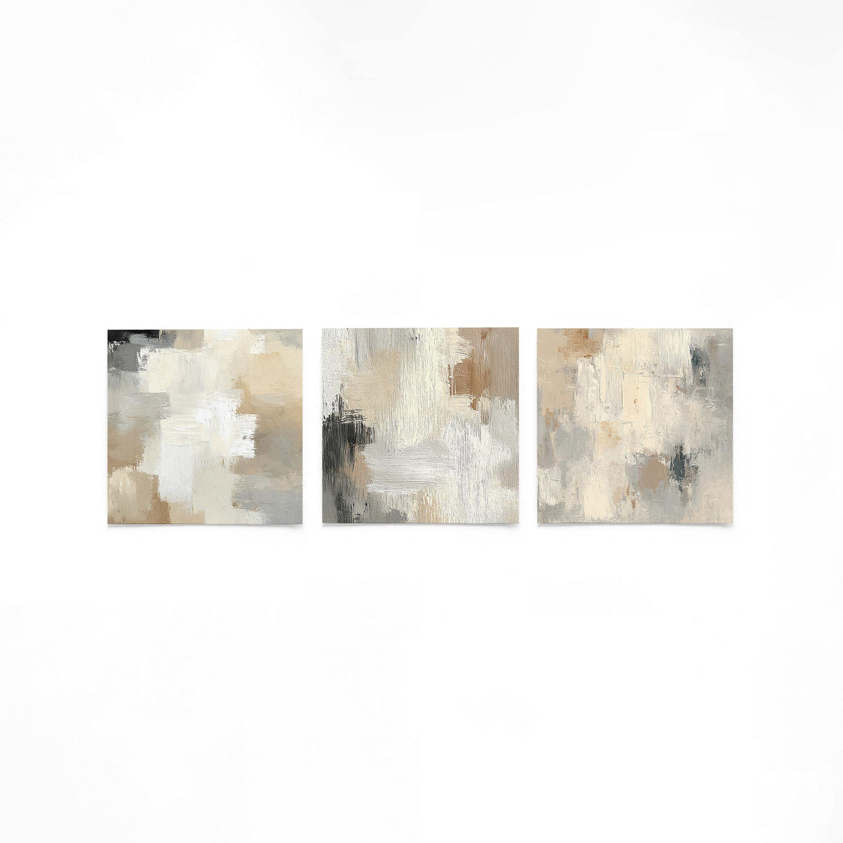 Drie vierkante posters met abstracte beige schilderijen op een gebroken witte achtergrond