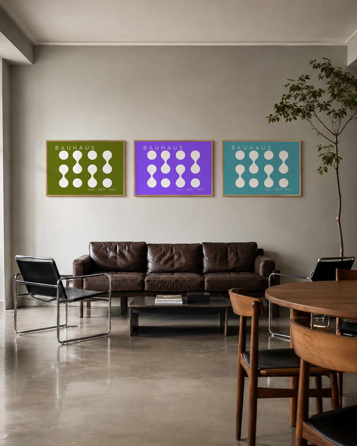 Interieurmockup van drieluik landscape-posterset met witte bollen in ritme