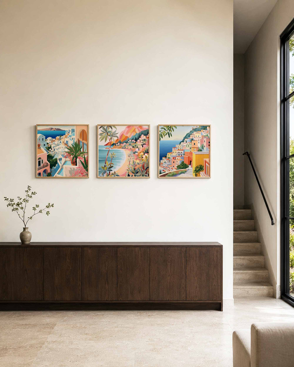 Interieurpresentatie van een driedelige vierkante posterset met mediterrane kustdorpen